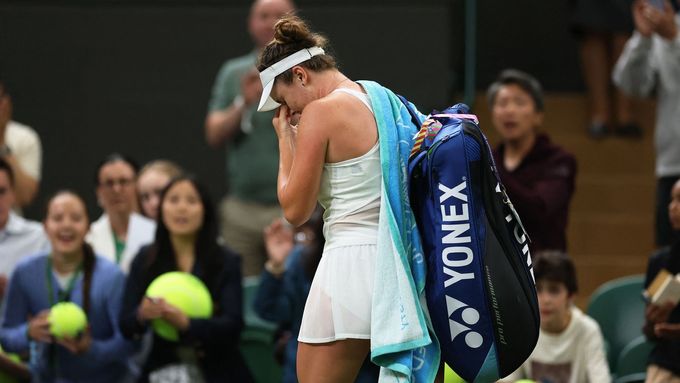 Nejlepší Češka Linda Nosková opouští Wimbledon.