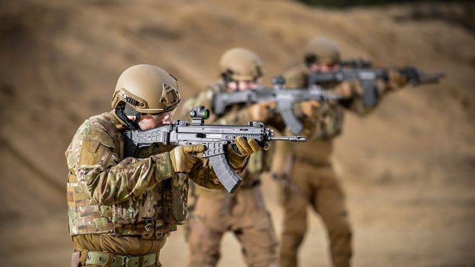 Pušky CZ Bren 2 jsou na rozdíl od staršího modelu o půl kila lehčí, kratší a mají jednodušší obsluhu. Za přednost vojáci považují i jejich odolnost v nepříznivých podmínkách.