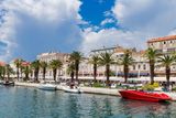 Stojíme v druhém největším chorvatském městě a "hlavním" městě Dalmácie Splitu. Podle legendy město získalo svůj název podle rostliny, kterou Chorvaté označují slovem brnistra, česky - vítečník sítinovitý.