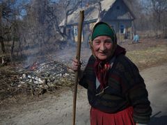 Alla Vudavenko Petrovna, 76, žije ve vesnici Kaprilivka cca 500 metrů od zóny a 50 kilometrů od Ivankova. Nemá se jak dostat k doktorovi.