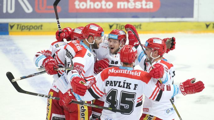 Hradečtí hokejisté oslavili na ledě Sparty čtvrtou výhru a posun na druhé místo.