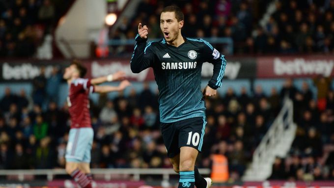 Eden Hazard z Chelsea slaví gól v síti West Hamu United.