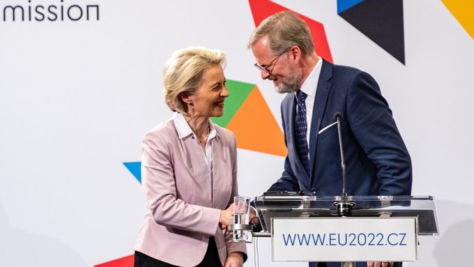 Předsedkyně Evropské komise Ursula von der Leyenová a premiér Petr Fiala (ODS).
