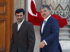 Ahmadínežád se svým hostitelem Abdullahem Gülem v prezidentském paláci.