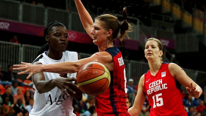 Česká basketbalistka Ilona Burgrová blokuje Angolku Nadir Manuelovou v utkání skupiny A na OH 2012 v Londýně.