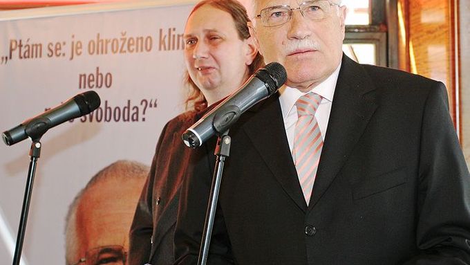 Prezident Václav Klaus odpovídal během tiskové konference na otázky přítomných novinářů a politiků.