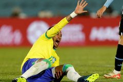 Neymar si přetrhl přední zkřížený vaz v kolenu a musí na operaci