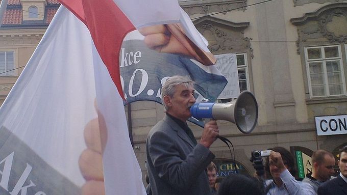 Ladislav Bátora na jedné z demonstrací v době svého působení na ministerstvu.