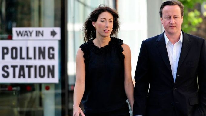 Vůdce britských konzervativců David Cameron s manželkou Samanthou už mají odvoleno