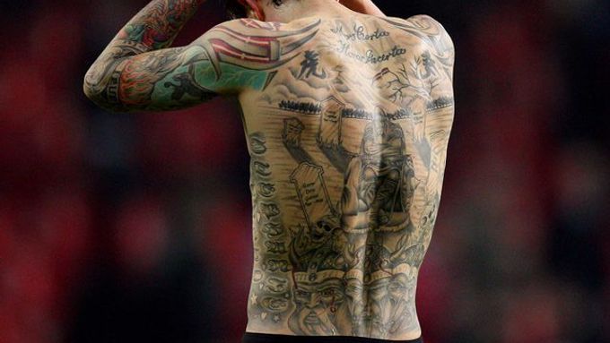 Dánský fotbalista Daniel Agger a jeho tetování.
