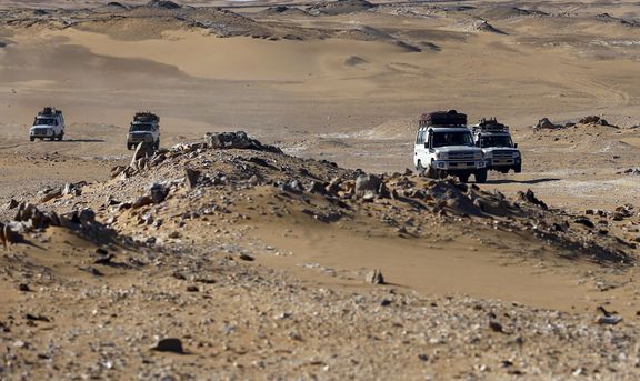 Terénní vozidla projíždějící egyptskou Západní poušť.