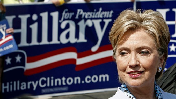 US Democratic presidential candidate Sen. Hillary Clinton (D-NY) is greeted by supporters outside a polling station during a campaign stop in Conshohocken, Pennsylvania, April 22, 2008. REUTERS/Jim Young (UNITED STATES) US PRESIDENTIAL ELECTION CAMPAIGN 2008 (USA)