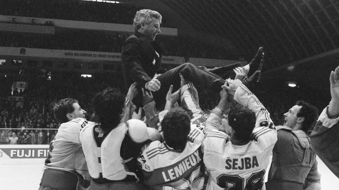 Takhle Čechoslováci slavili na domácím šampionátu před 30 lety titul nad Kanadou. Porazí hvězdný tým javorových listů i letos?