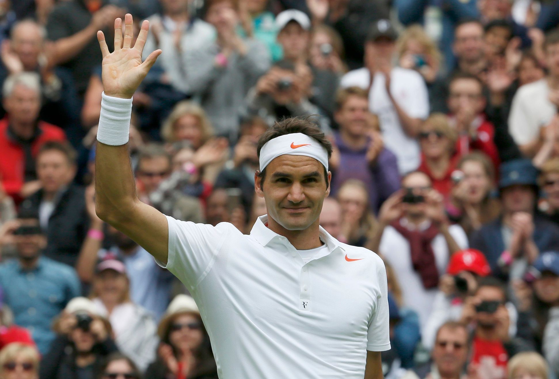 Roger Federer se raduje z postupu do druhého kola Wimbledonu 2013