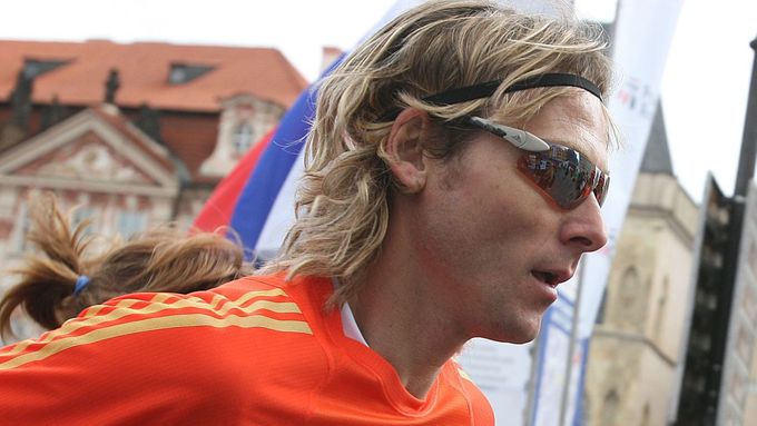 Letošního pražského maratonu se zúčastnila i bývalá fotbalová hvězda Pavel Nedvěd
