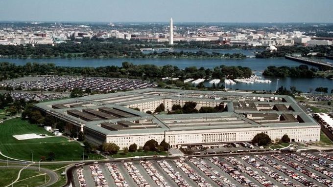 Budova Pentagonu v Arlingtonu, na druhé straně řeky je Washington DC.