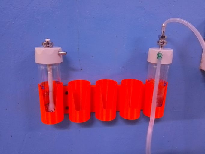 Fotky z mise Lékařů bez hranic v Sierra Leone, kde poprvé testovali 3D tisk.