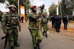 Z hotelu v Nairobi, který zabrali teroristé, se ozývají výbuchy a střelba