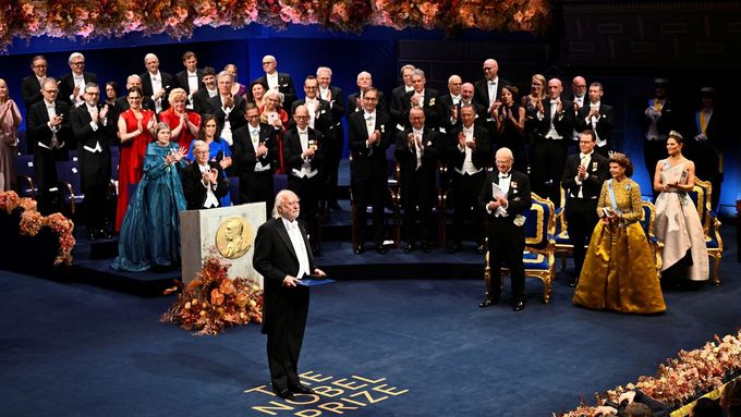 Laureát Nobelovy ceny za literaturu L. Krasznahorkai stojí se svým oceněním na ceremoniálu předávání Nobelových cen v koncertní síni ve Stockholmu dne 10. prosince 2025.
