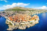 Chorvatsko patří dlouhodobě k nejoblíbenějším cestovatelským destinacím Čechů. Země na Jadranu v posledních letech roste také na žebříčku oblíbenosti mezi ostatními národy světa, a to i díky seriálu Hra o trůny. Průvodce Lonely Planet vyzdvihuje chorvatské pobřeží, ostrovy a starobylé památky.