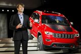 Michael Manley, šéf Chrysleru, představuje na pódiu nový Jeep Cherokee Trailhawk, což je SUV s výbavou do terénu.
