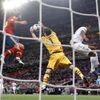 Iker Casillas chytá střelu Andrése Iniesty a asistuje mu Nani během semifinále na Euru 2012.