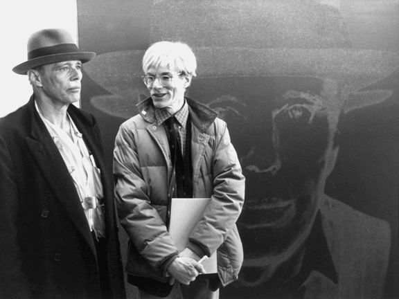 Joseph Beuys a Andy Warhol roku 1982 v Berlíně. Vzadu je Warholův portrét Beuyse.