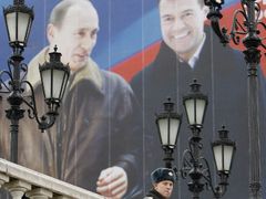 Dmitrij Medveděv a Vladimir Putin na předvolebním plakátu s heslem "Společně zvítězíme". Jak řekli, tak se i stalo.