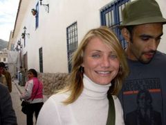 Indiánské války nikdy neskončily, říká nápis na tričku neznámého muže, v jehož doprovodu se tento týden objevila americká herečka Cameron Diazová během návštěvy města Cuzco, někdejšího hlavního sídla říše Inků.