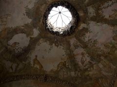 Jeskyně Grotta del Buontalenti je jedním z magických míst zmiňovaných v románu Inferno Dana Browna. Najít ji lze samozřejmě ve Florencii v Zahradách Boboli a je skutečně jedním z nejbizarněších prostorů, nad nímž může užasnout návštěvník města. Vznikla v letech 1583 - 1593 na příkaz Francesca I. de' Medici.