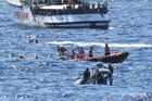 Migranti z lodi u Lampedusy skáčou do moře, aby přeplavali na italský ostrov