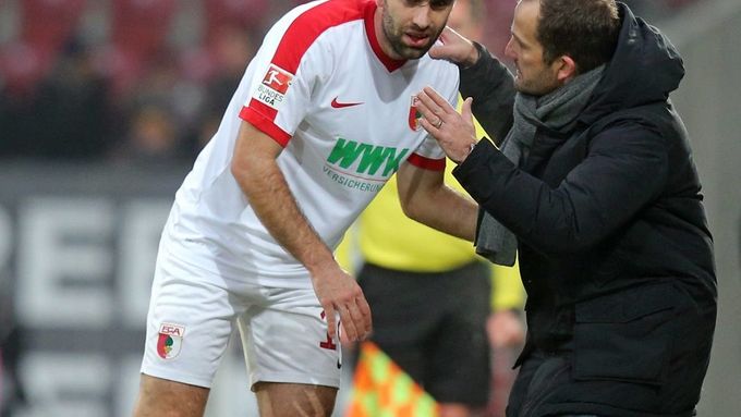 Janu Morávkovi udílí pokyny trenér Manuel Baum během zápasu proti Borussii Dortmund