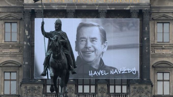 Havel navždy. Velkoplošný portrét exprezidenta Václava Havla na budově Národního muzea v Praze.
