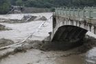 Západ Číny sužují záplavy, pohřešují se desítky lidí