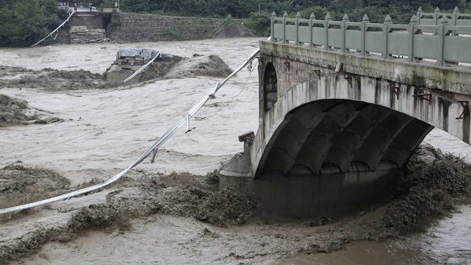 Voda smetla i most, pohřešuje se 12 lidí.
