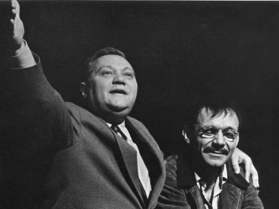 Rudolf Hrušínský a Josef Kemr v inscenaci hry Murrayho Schisgala A co láska, Národní divadlo, režie Miroslav Macháček, 1965.