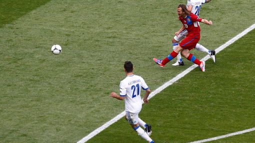 Čech Petr Jiráček střílí gól do sítě Řecka v duelu Euru 2012