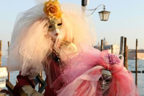 Obrazem: V Benátkách vypukl nejslavnější evropský karneval, na gondole plul i Batman