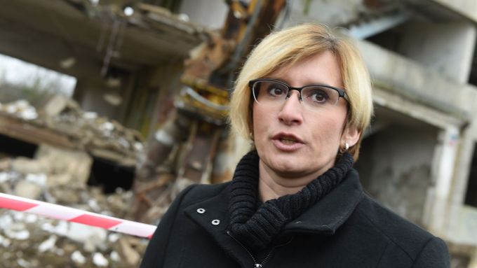 Ministryně Šlechtová sleduje demolice na sídlišti Chanov, snímek z roku 2016.