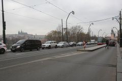 Na pražském Smetanově nábřeží unikal plyn, hasiči místo na tři hodiny uzavřeli
