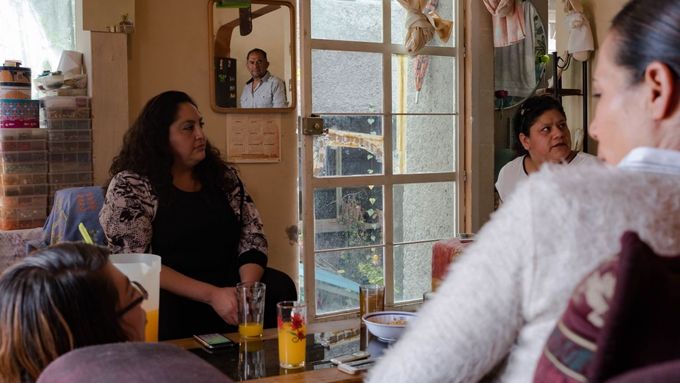 Mexičanky ve velkoměstě hovoří mnohem otevřeněji o svých pocitech i rozvodu jako možnosti, pokud se jejich manžel emigrant dlouho nevrací. Fotografie ze série Women Who Stay.