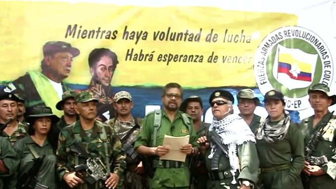 Bývalý vůdce FARC Iván Márquez na videu, kde vyzývá k obnovení ozbrojeného boje proti vládě.