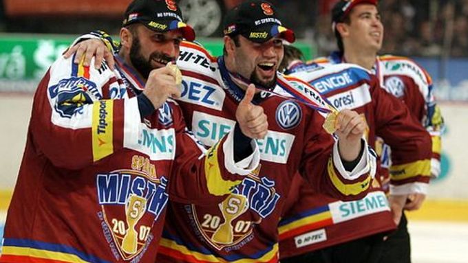 Hokejisté Sparty slaví titul po vítězství nad Pardubicemi.