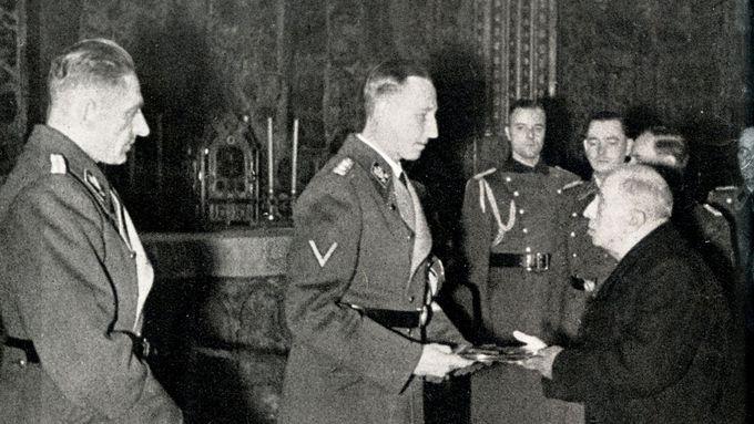 Stání prezident Emil Hácha předává ve Svatováclavské kapli Reinhardu Heydrichovi klíče od českých korunovačních klenotů. Praha, 19. listopadu 1941.