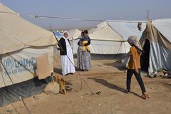 Stovky lidí se v uprchlickém táboře u Mosulu přiotrávily jídlem. Jedno dítě zemřelo