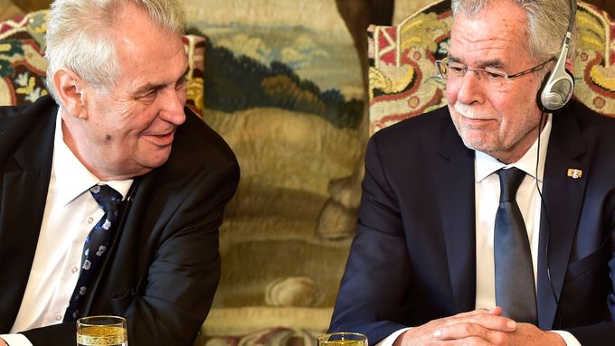 S rakouským prezidentem se Zeman setkal, na ekonomické fórum ale nedorazí.