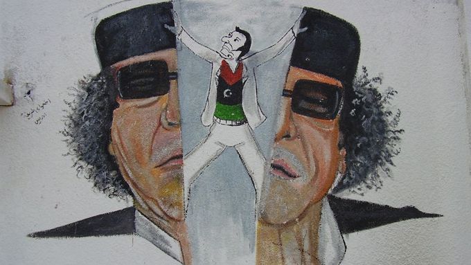 Libyjci mají za to, že ve světě mají negativní image kvůli Kaddáfímu a že když se řekne Libye, představí si každý hlavně Kaddáfího. "Je třeba z Kaddáfího vystoupit," říká tato malba.
