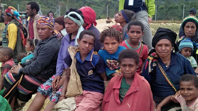 Lidé bez přístřeší po zemětřesení v odlehlé oblasti Papuy-Nové Guineje.