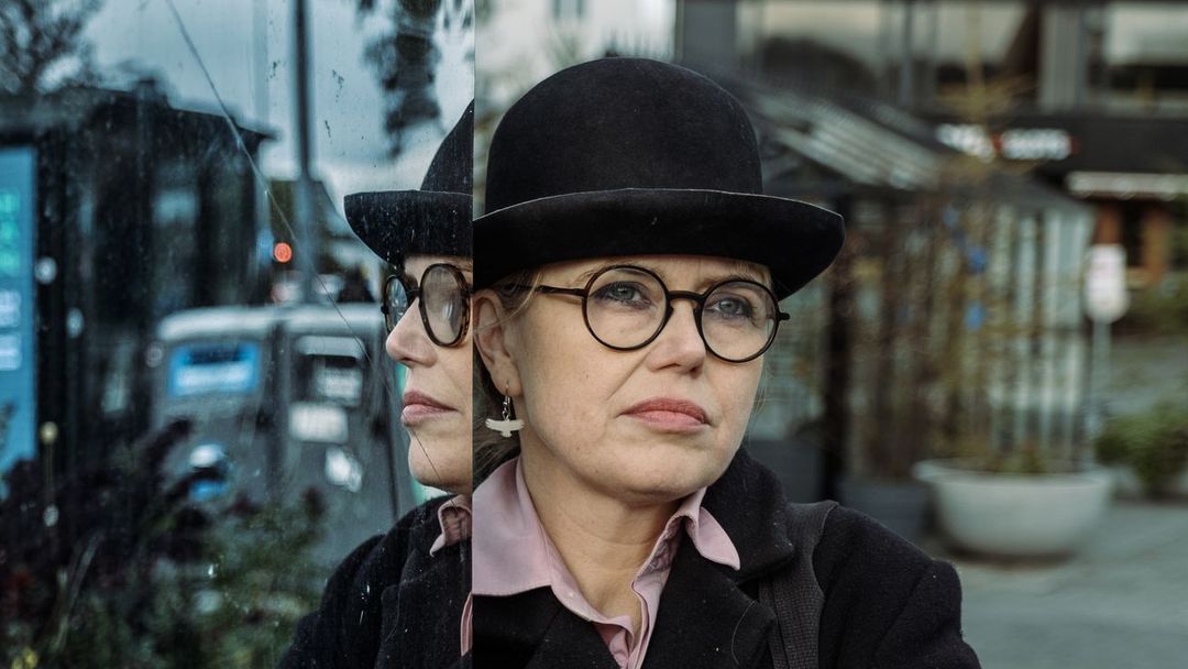 "Ve Francii jsou ženy silně sexualizovány, snad poprvé jsem si tam uvědomila, že mám prsa," říká spisovatelka Oddný Eir.