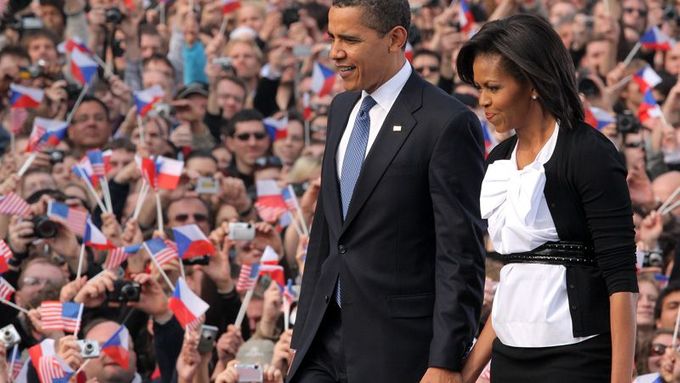The ever smiling Obamas coming to meet the crowd of enthusiasts in Prague